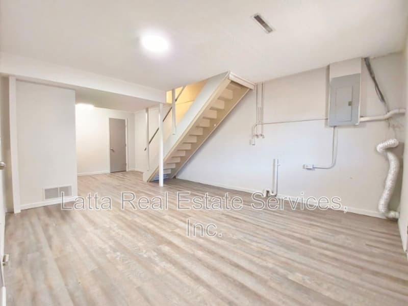 Higginsville Condo: 401 W 30th St