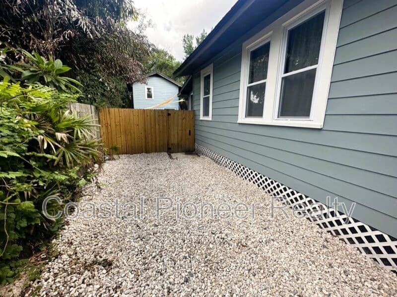 Tampa House: 115 W Plymouth St