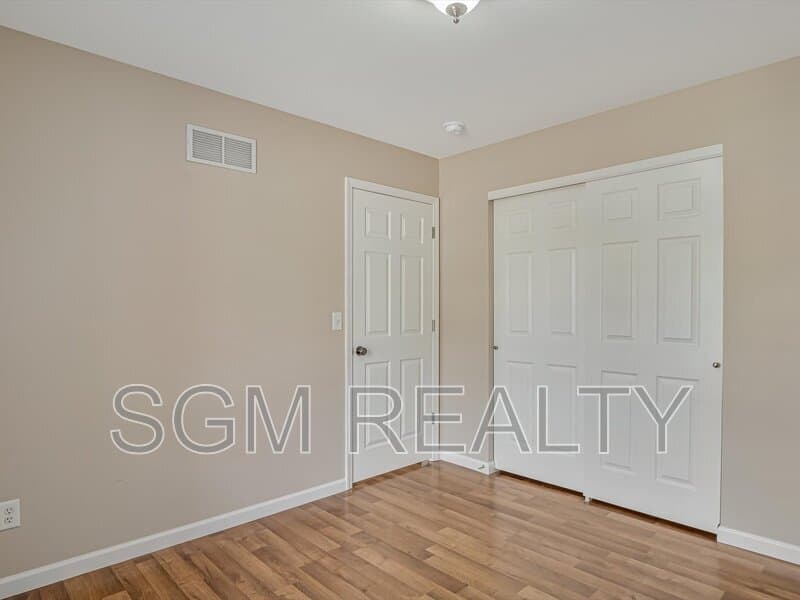 Waterloo House: 1116 Maplewood Ln