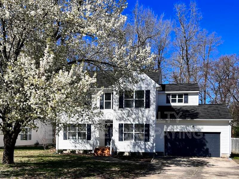 Williamsburg House: 120 Low Ridge Rd