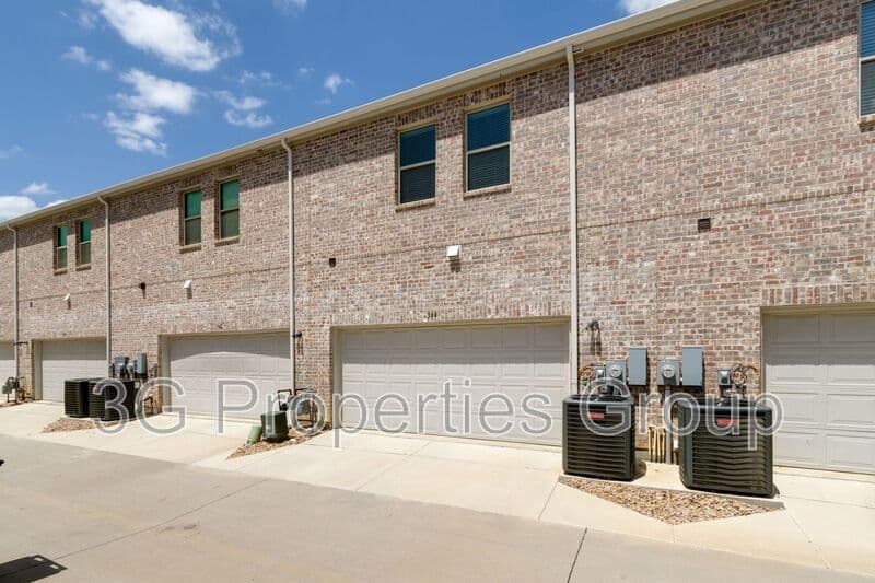 Lewisville House: 344 Almanor St