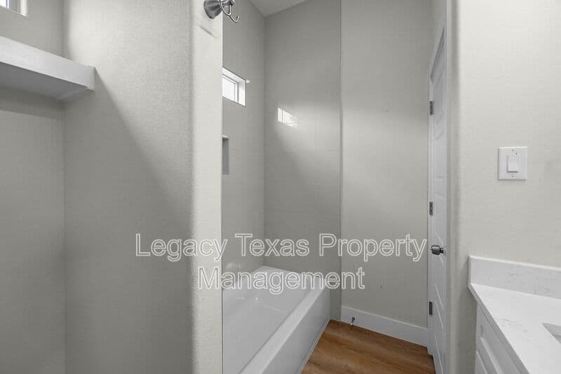 Granbury House: 5511 Black Pine Circle
