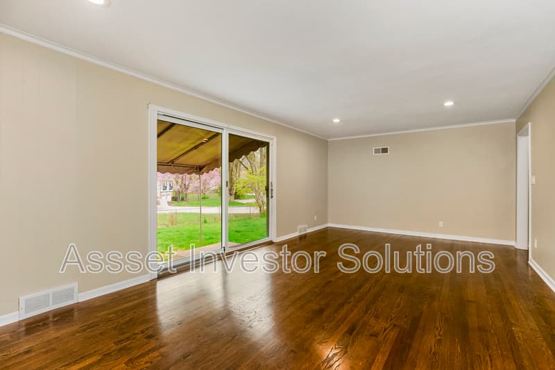 Leawood House: 8400 State Line Rd