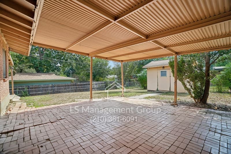 San Antonio House: 106 Springwood Drive