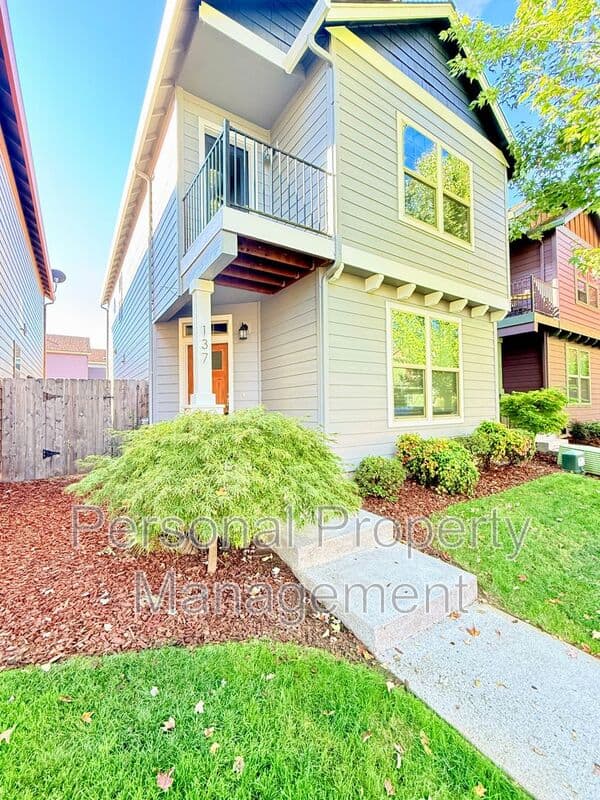 Vancouver House: 137 NW 76th St