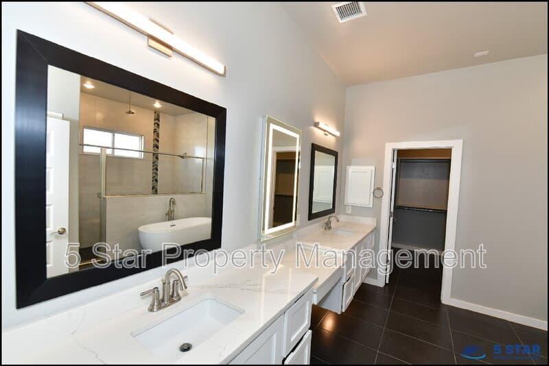 El Paso House: 2412 Tierra Lejana Pl