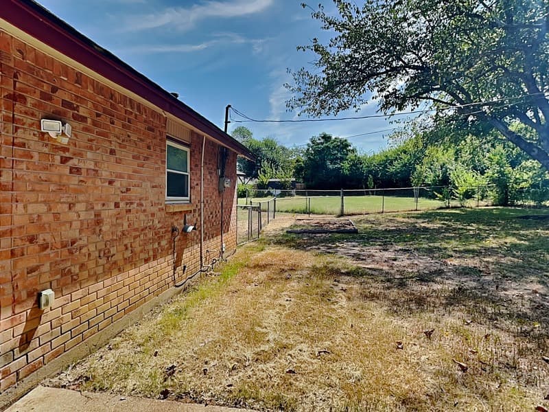 Euless House: 300 Newport Cir