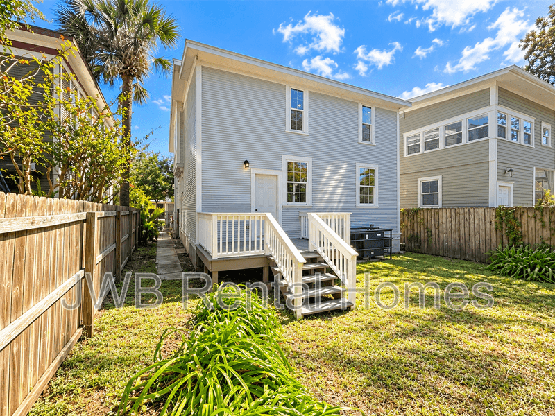 Jacksonville House: 1532 N Pearl St