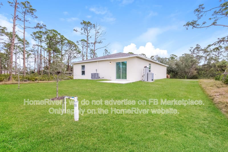 Port Charlotte House: 2465 Crockett St