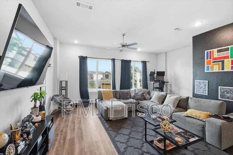 Dallas House: 8132 Bromley Dr