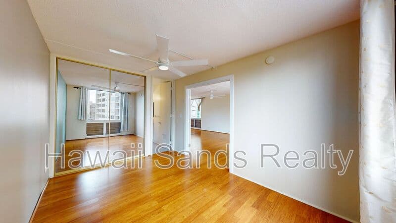 Honolulu House: 1717 Ala Wai Blvd