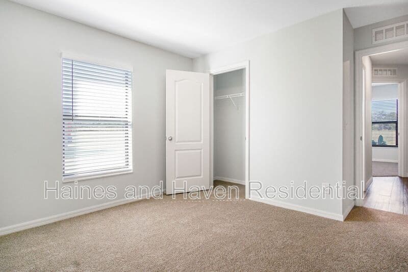 Dundee House: 1503 Swan Lake Cir