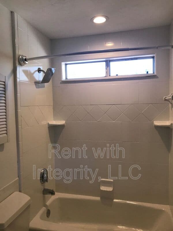 Tallahassee House: 156-D Locke St