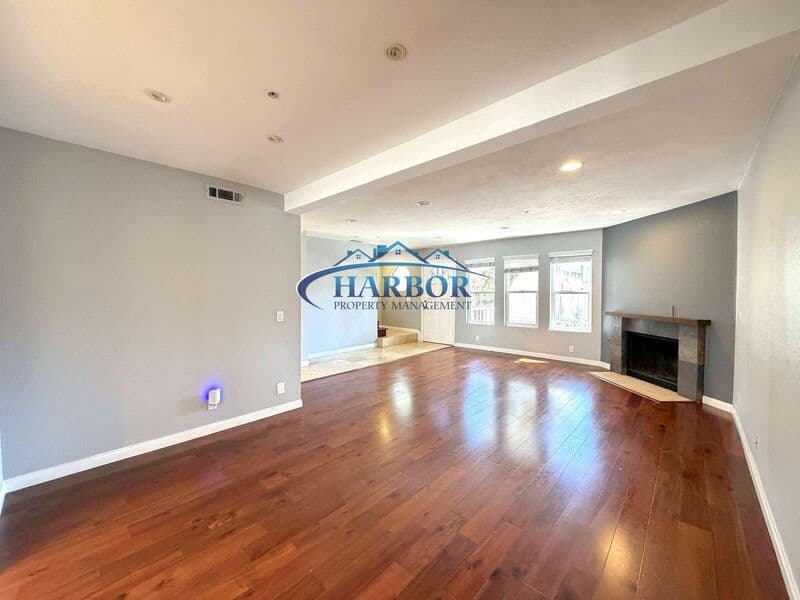 Long Beach Townhome: 533 Walnut Avenue