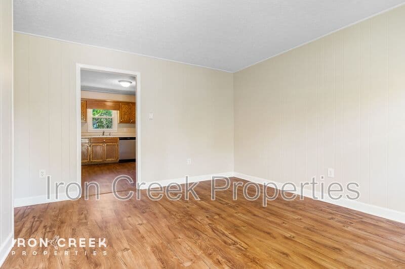 Black Mountain House: 250 Avena Rd