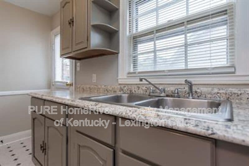 Lexington House: 200 Floral Park