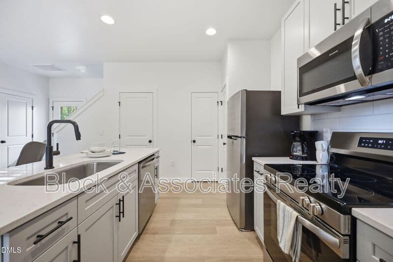 Raleigh House: 2813-103 Wilcox Place