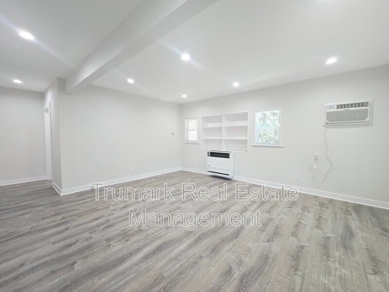 Glendale House: 433 W Garfield Ave