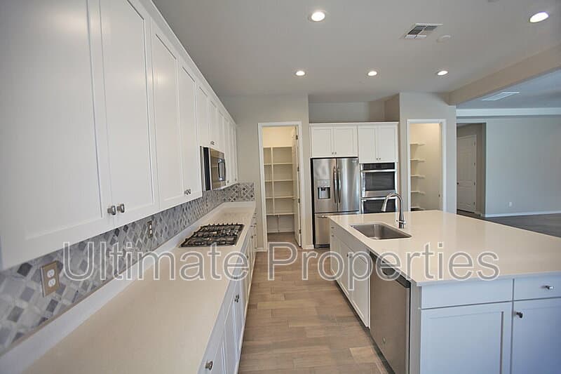 Peoria House: 30104 N 116th Ln