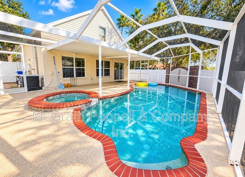 VALRICO House: 516 CAPE COD CIR
