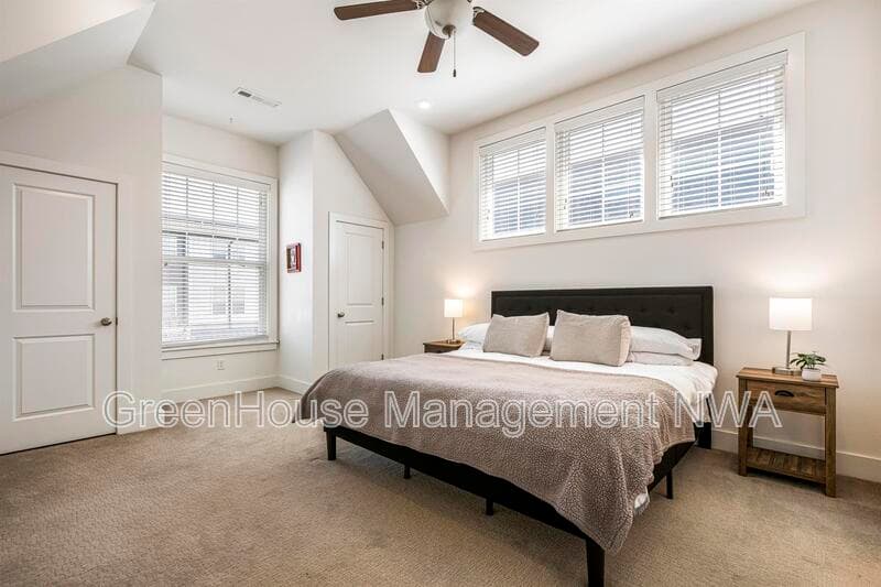 Bentonville House: 636 SW B ST