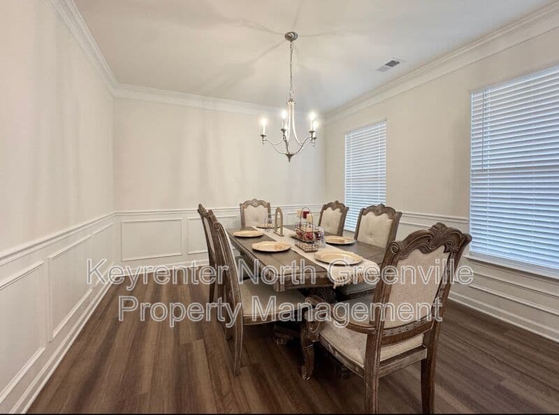Simpsonville House: 612 Columbus Cir