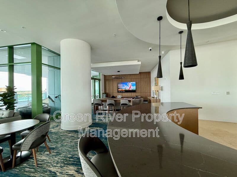 Jacksonville House: 1431 Riverplace Boulevard