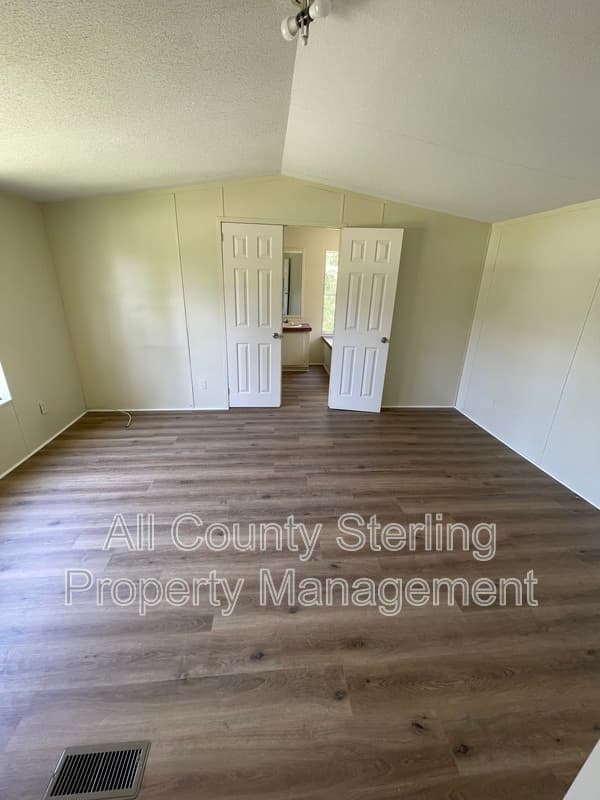 Lake City House: 186 NW Gerson Lane