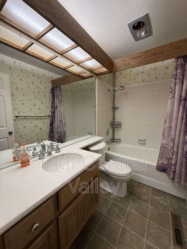 Modesto House: 1725 Edgebrook Drive