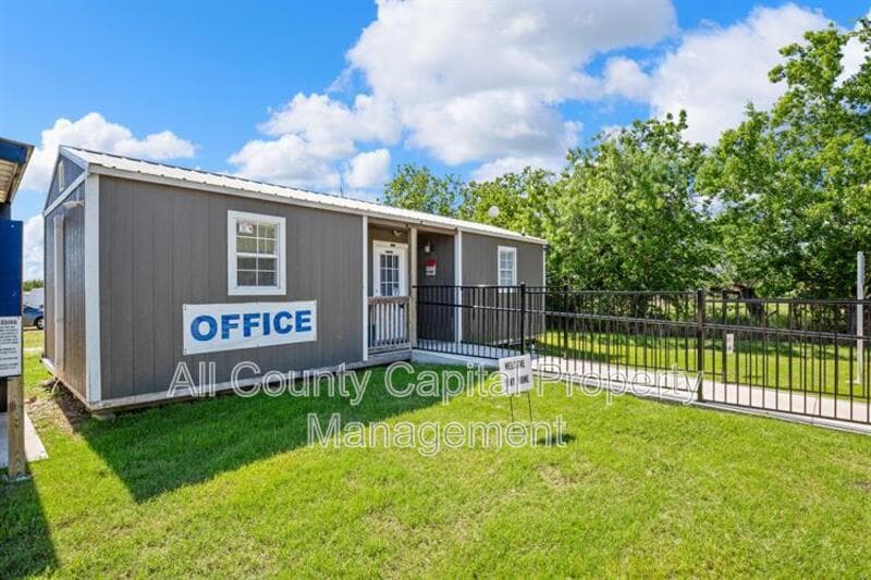 Lockhart House: 4889 North Hwy #183