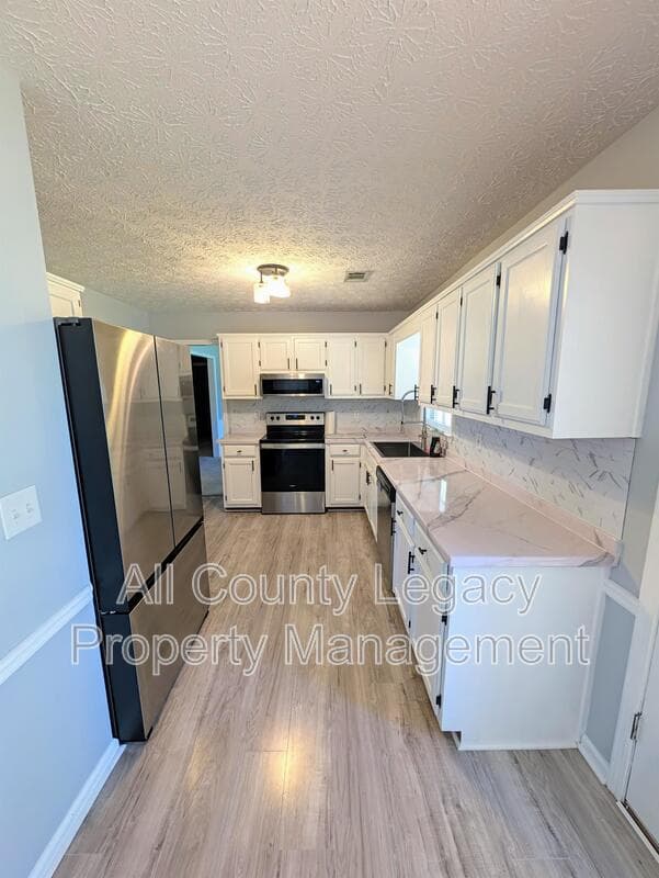 Auburn House: 383 Blackberry Cir
