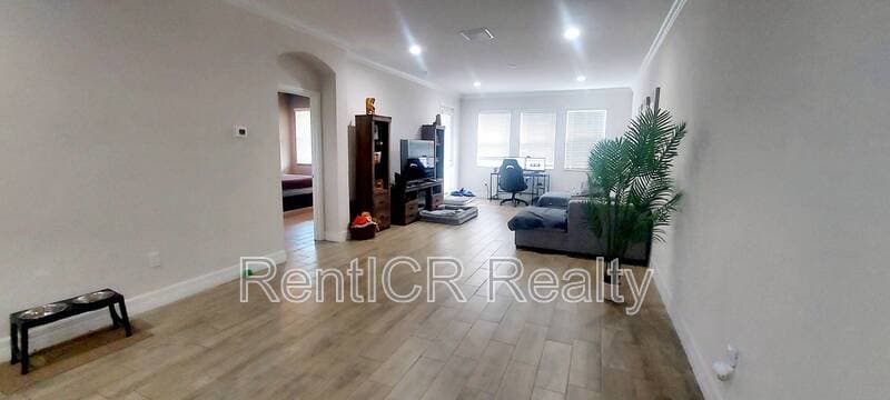 Lutz House: 353 Villa Corte Drive