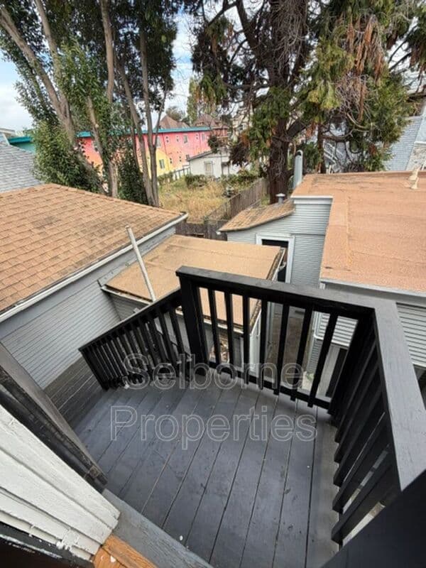 Oakland House: 546 Merrimac St