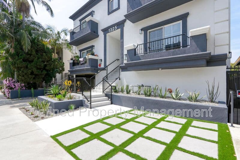 Los Angeles Condo: 1325 N Poinsettia