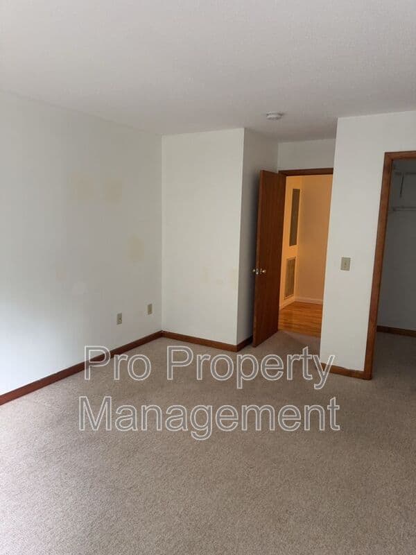 Danbury House: 166 Old Brookfield Road