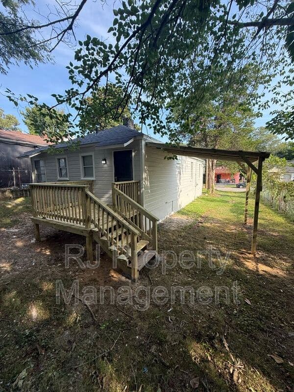 Memphis House: 253 Silverage Ave