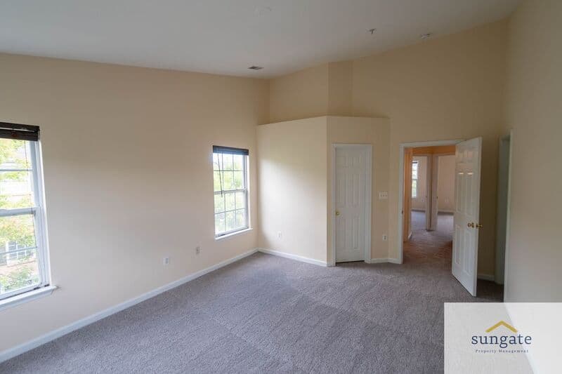 Rosedale Townhome: 11 Hallsdale Ct