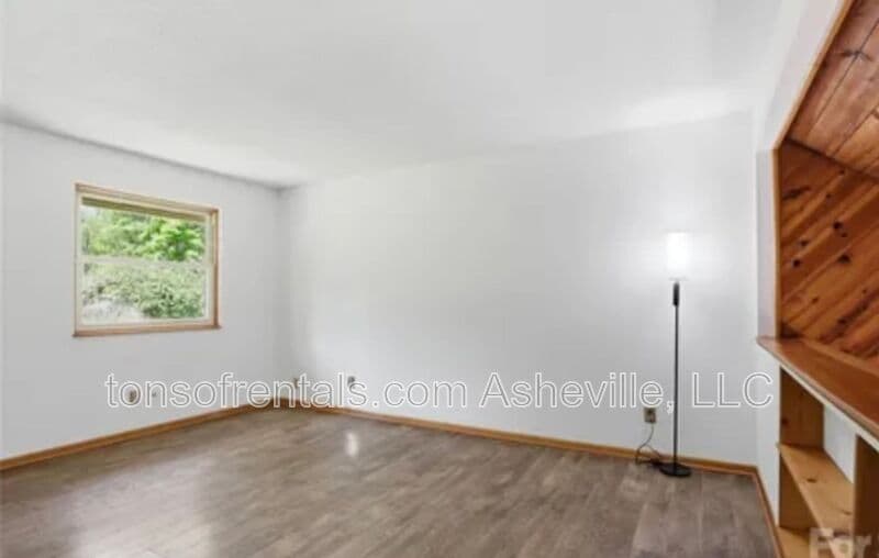Hendersonville House: 207 Wood Dale Drive