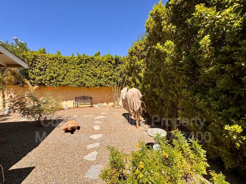 Palm Springs House: 2004 N San Antonio Rd