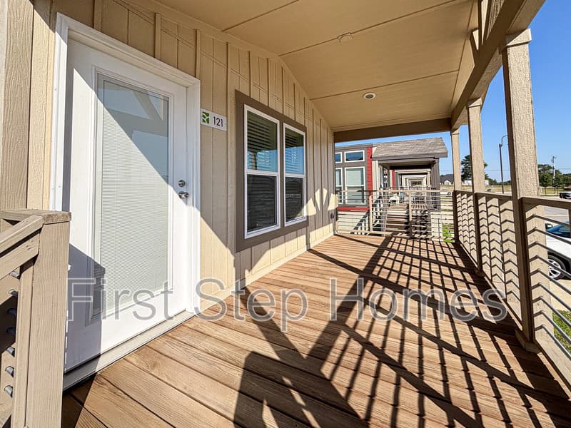 Tyler House: 121 Tres Cruces St