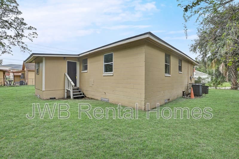 Jacksonville House: 1288 28th St W