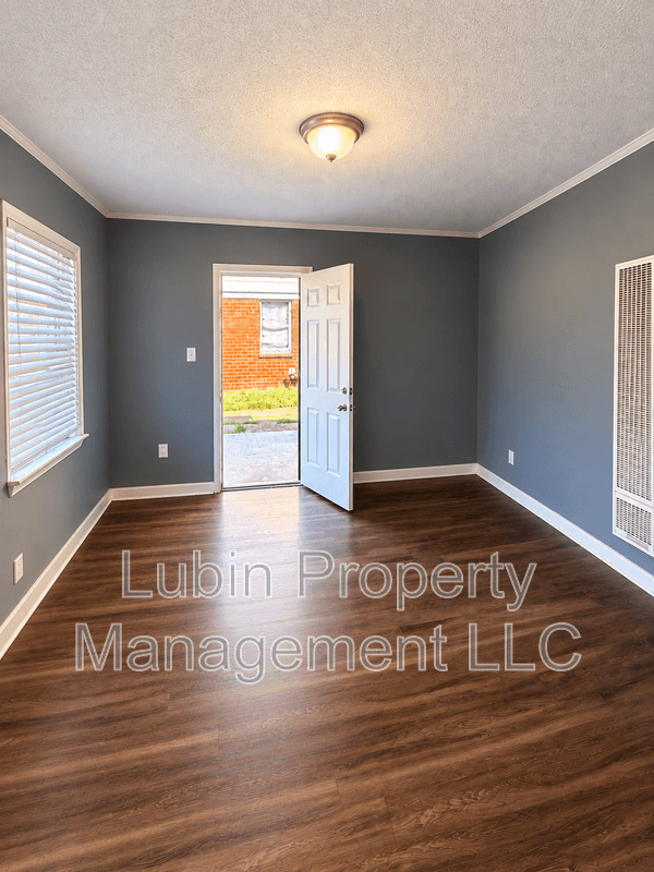 Memphis House: 1574 Elvis Presley Blvd