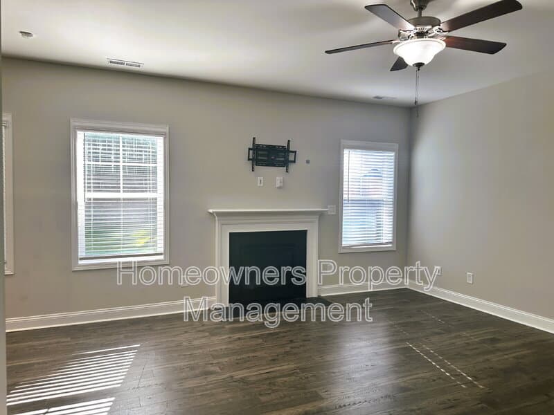 Raeford House: 143 Cromwell Court