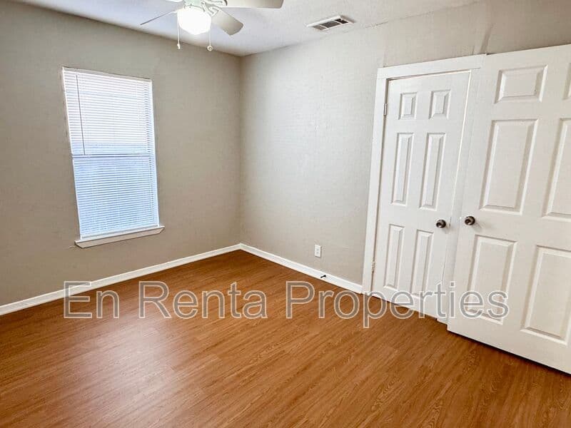 Fort Worth House: 525 Hammond St.