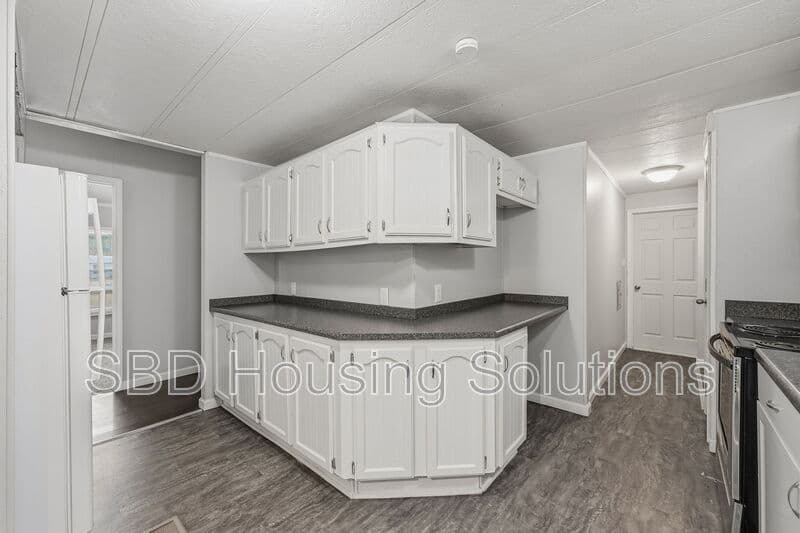 Blue Springs House: 104 N Countryside Ln