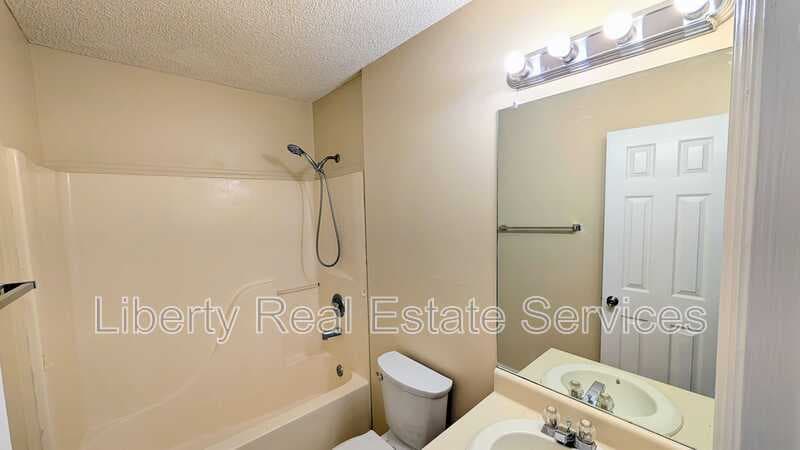 Hinesville House: 1460 Flo Zechman Dr