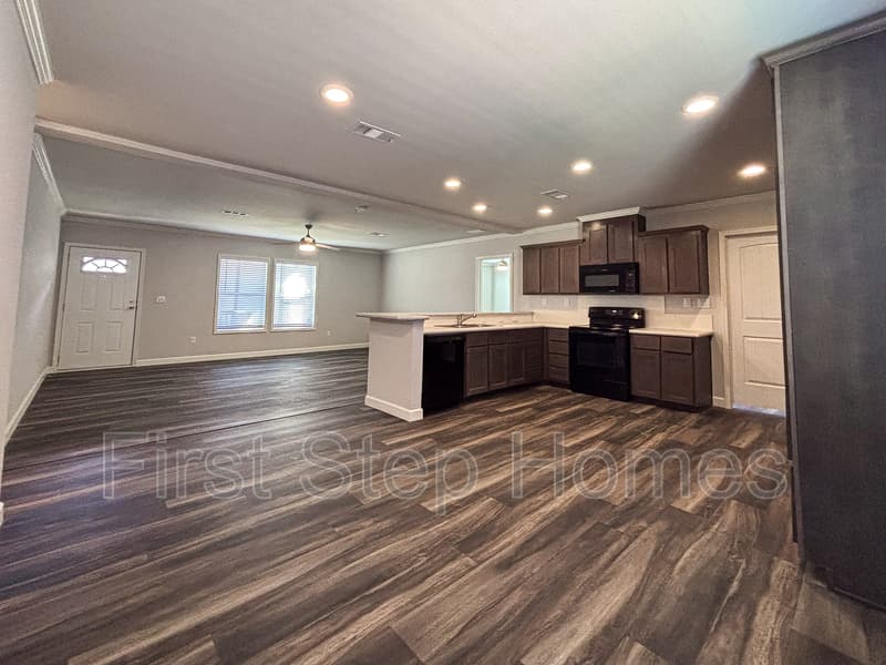 Tyler House: 407 Marco St