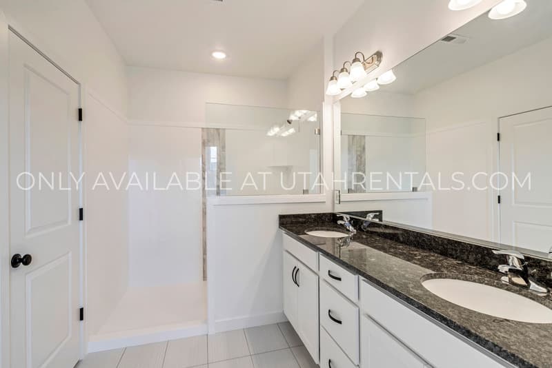 South Jordan House: 11474 S Andover Rd