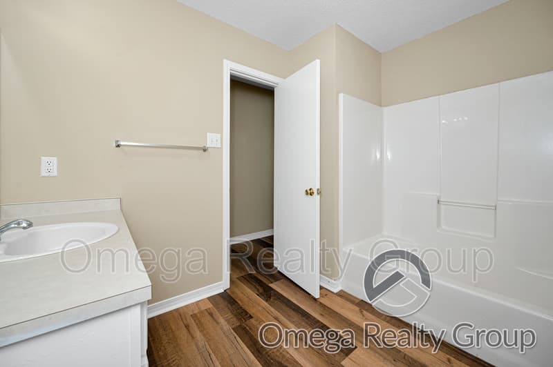 Mobile House: 3020 Barlett Dr
