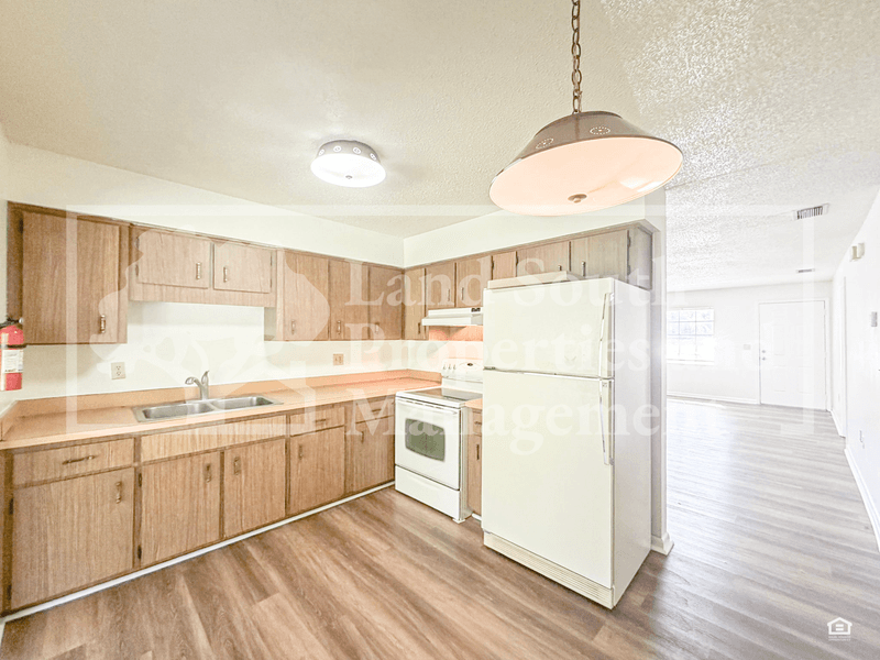 Lakeland House: 4753 Dimbath Dr.